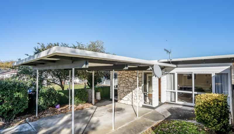 2 Hollows Crescent, Takaro