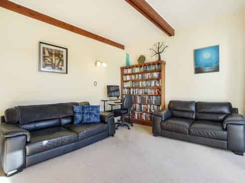 2 Hollows Crescent, Takaro