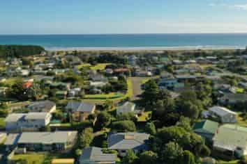 16 Arataki Grove, Waitarere Beach