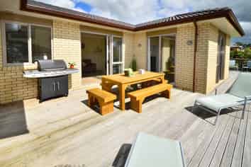 44 Saltwood Street, Red Beach