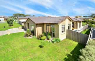 44 Saltwood Street, Red Beach