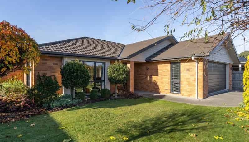 8 Solstone Drive, 