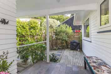 4 Laidlaw Way, Karori