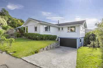 4 Laidlaw Way, Karori