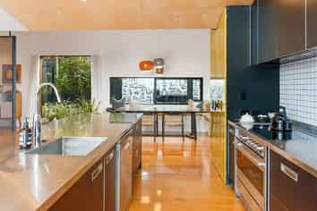 9 McCahon Place, Titirangi