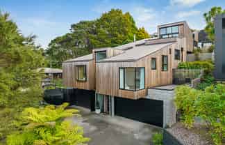 9 McCahon Place, Titirangi