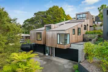 9 McCahon Place, Titirangi