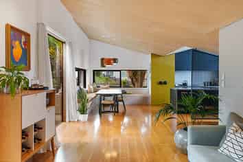 9 McCahon Place, Titirangi