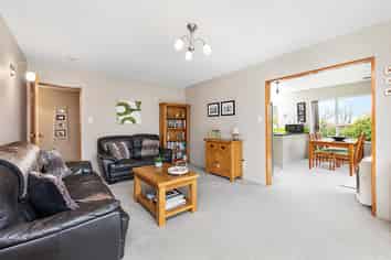 2/99 Bayswater Crescent, Bromley