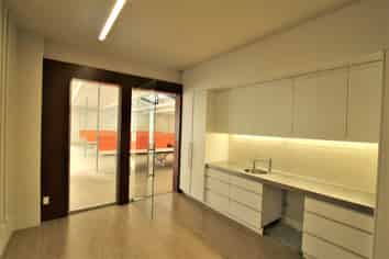 PERFECTLY POSITIONED OFFICE