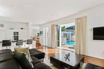 1 Shipherds Close, Epsom