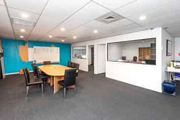 GREAT OFFICES AND SHOWROOM IN WAIRAU VALLEY