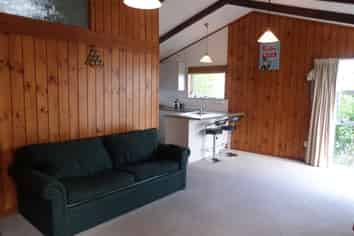 2A Aberdeen Road, Castor Bay