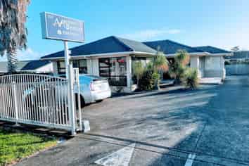 RARE MEDICAL OR HEALTH & BEAUTY SUITE BY THE BEACH