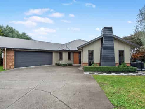 10 Ravenscourt Place, Huntington