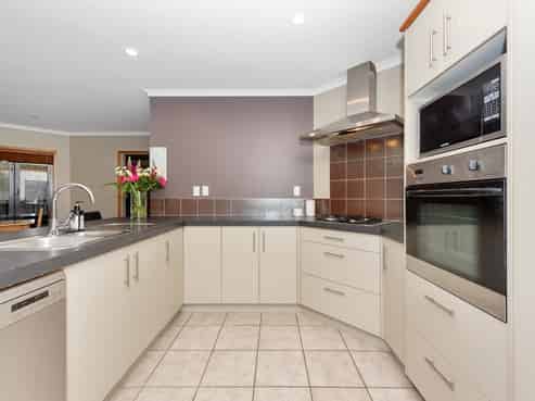 10 Ravenscourt Place, Huntington