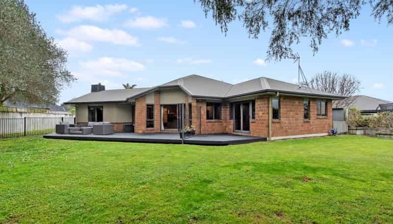 10 Ravenscourt Place, Huntington