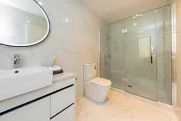 Granny/5 Rashni Road, Flat Bush