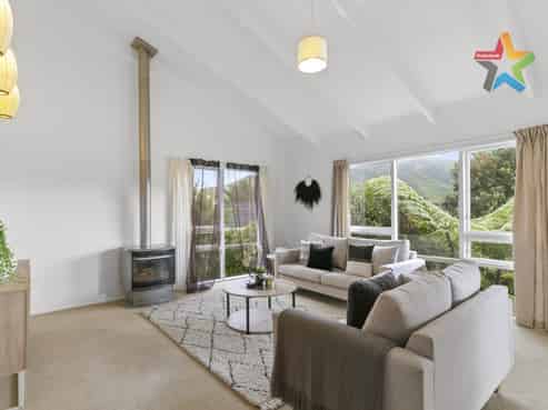 28 Woodhouse Ave, Karori