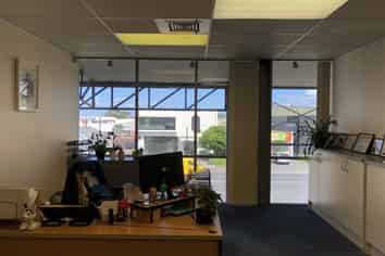 Well located Office on Great South Road!