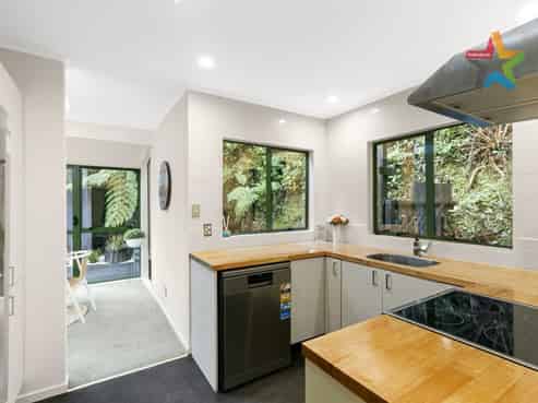 5A Parsons Glen, Karori