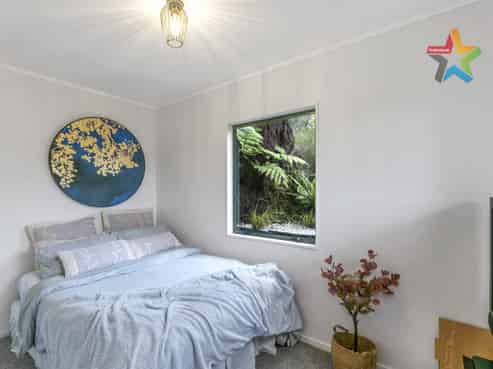 5A Parsons Glen, Karori