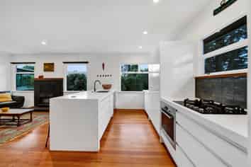 87 Paynters Avenue, Strandon