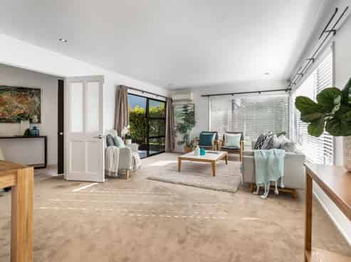 2/114 Ocean View Road, Northcote