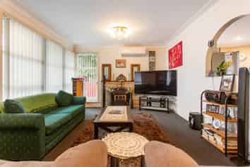 10 Lincoln Road, Manurewa East