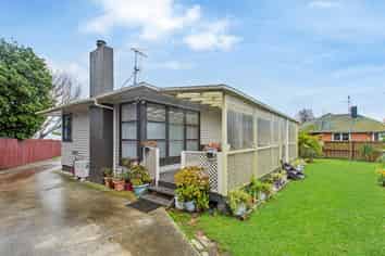 10 Lincoln Road, Manurewa East