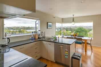 25 & 25A Awarua Crescent, Orakei