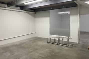 Road Front Showroom / Warehouse – 371sqm