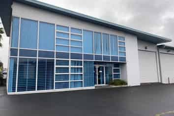 Road Front Showroom / Warehouse – 371sqm