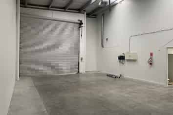 Road Front Showroom / Warehouse – 371sqm