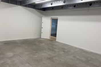 Road Front Showroom / Warehouse – 371sqm