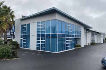 Road Front Showroom / Warehouse – 371sqm