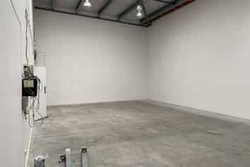 Road Front Showroom / Warehouse – 371sqm