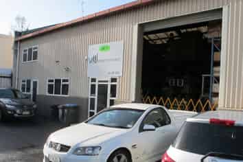 Affordable high stud warehouse/office