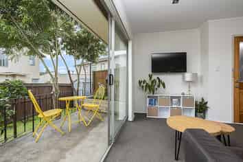 2/15 Riverview Road, Panmure