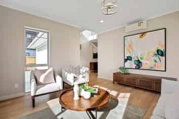 4 Fender Place, Long Bay