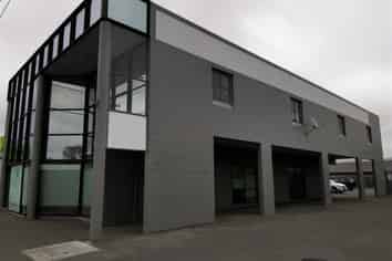 Recently Renovated - 6 Car Parks