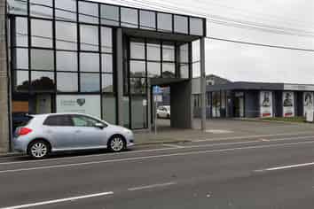 Recently Renovated - 6 Car Parks