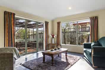 12 Essendon Court, Glenview