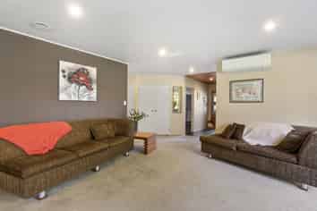 12 Essendon Court, Glenview