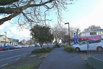 Large Retail/Office Building For Lease