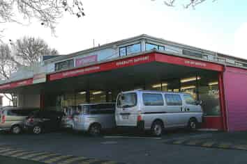 Large Retail/Office Building For Lease