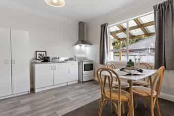 195 College Street, West End