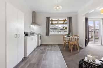 195 College Street, West End