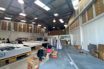 High profile warehouse and showroom opportunity