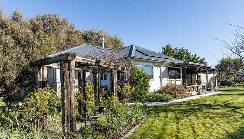 12A Tomoana Road, Mahora